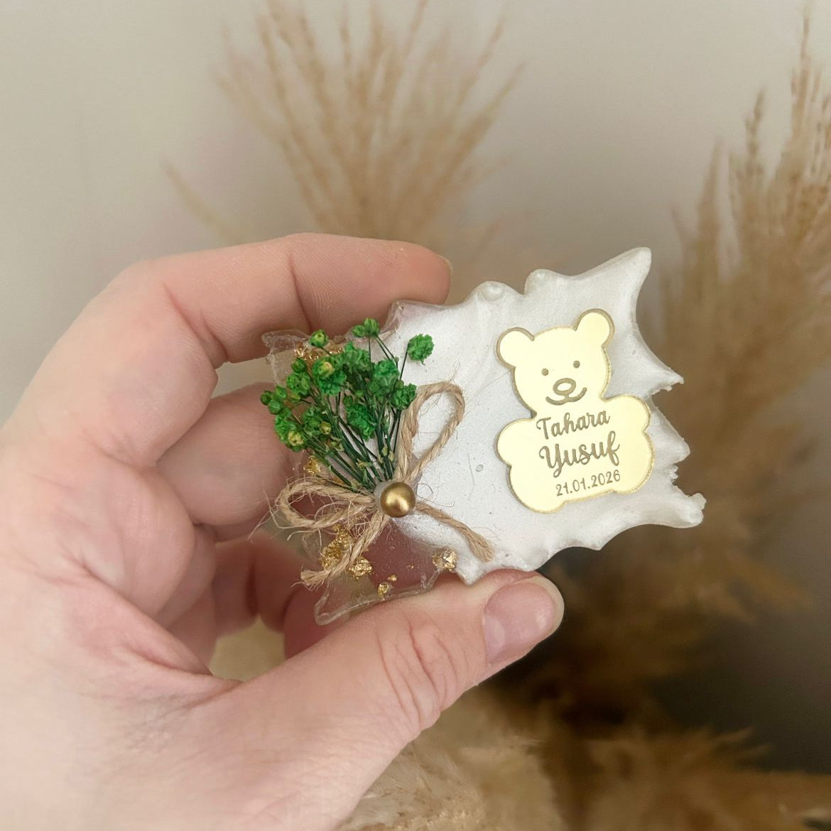 Magnet Tahara mit Teddy in Gold-Spiegeloptik, Trockenblumen und Naturkordel