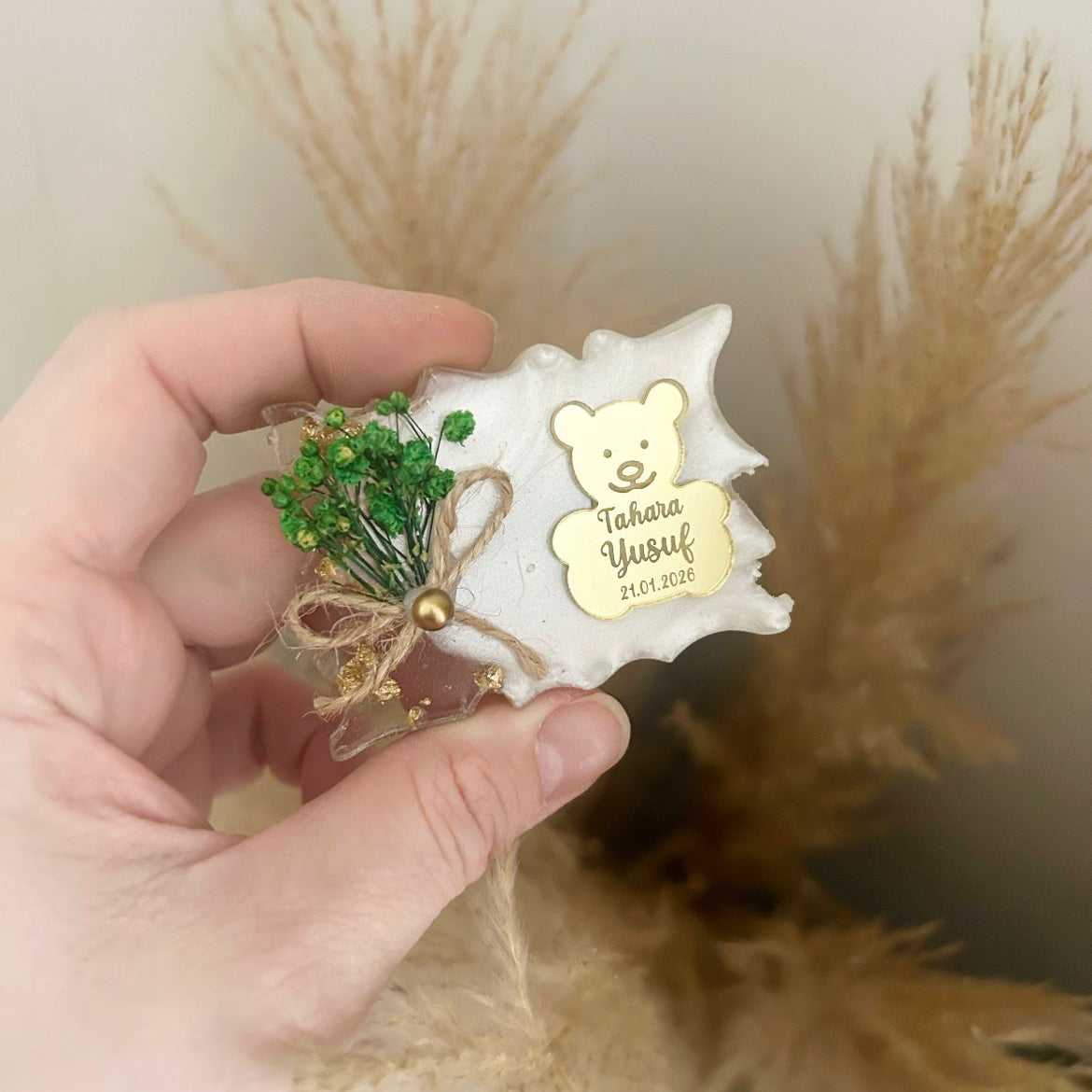 Magnet Tahara mit Teddy in Gold-Spiegeloptik, Trockenblumen und Naturkordel