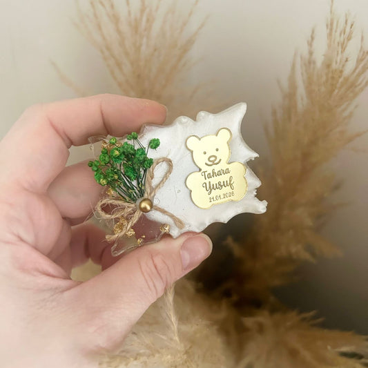 Magnet Tahara mit Teddy in Gold-Spiegeloptik, Trockenblumen und Naturkordel