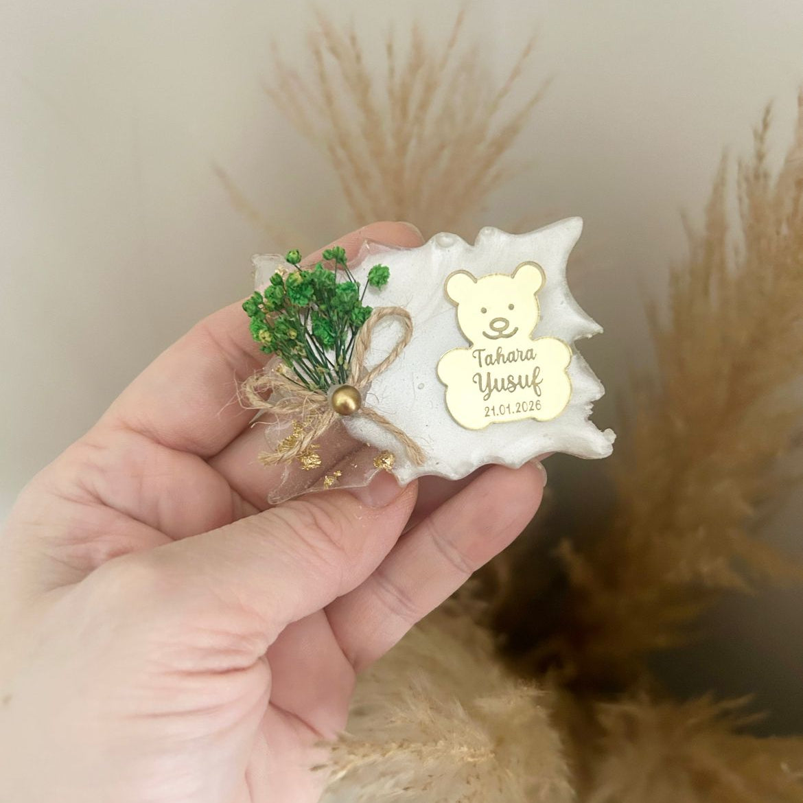 Magnet Tahara mit Teddy in Gold-Spiegeloptik, Trockenblumen und Naturkordel