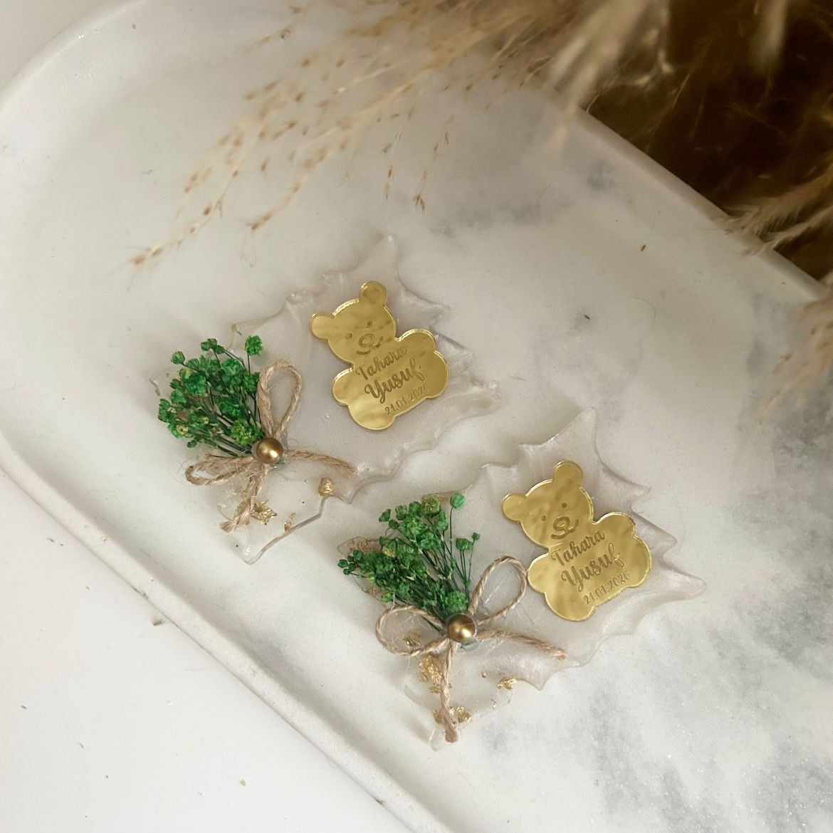 Magnet Tahara mit Teddy in Gold-Spiegeloptik, Trockenblumen und Naturkordel