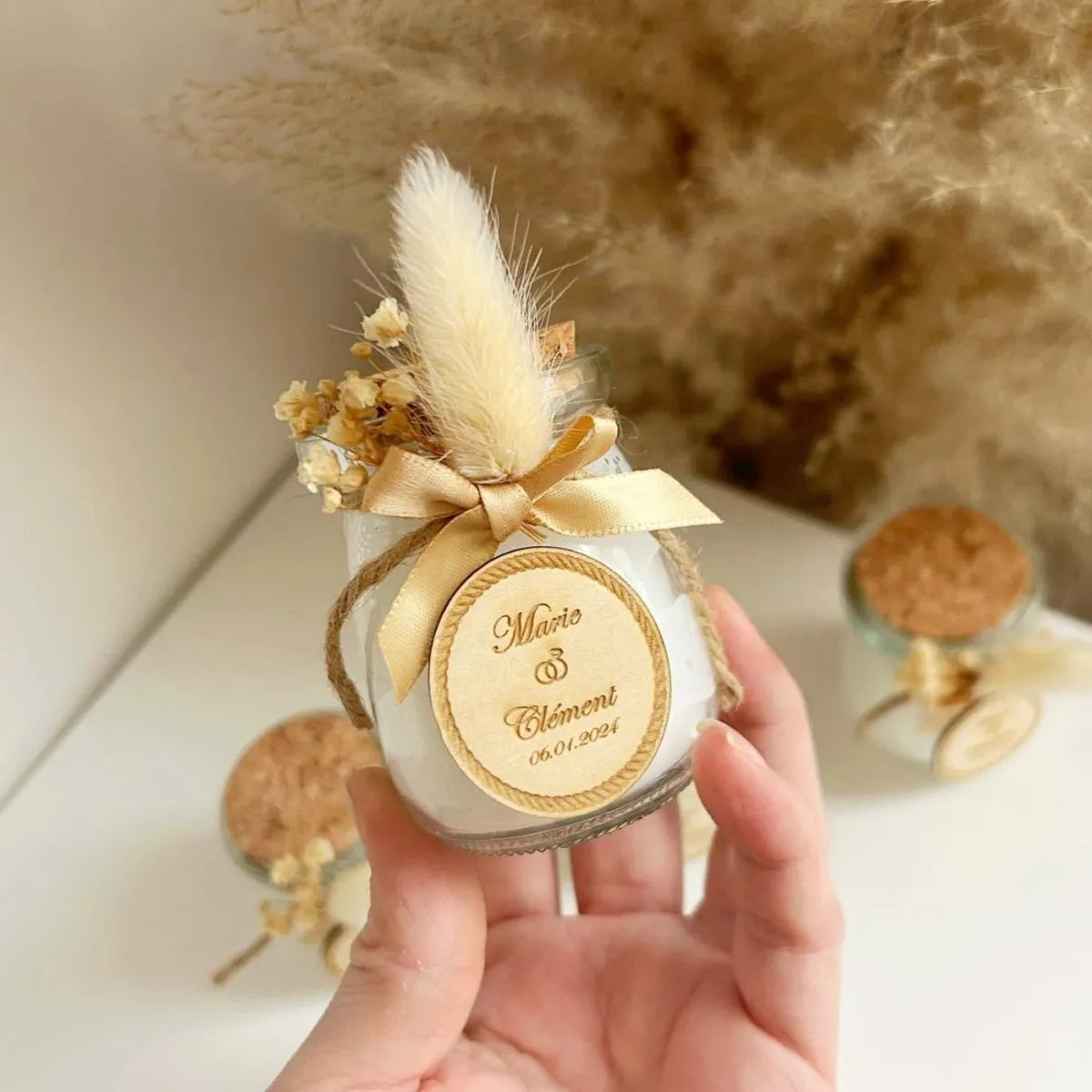 Medallion-Kerze als personalisiertes Gastgeschenk mit graviertem Medaillon – elegant