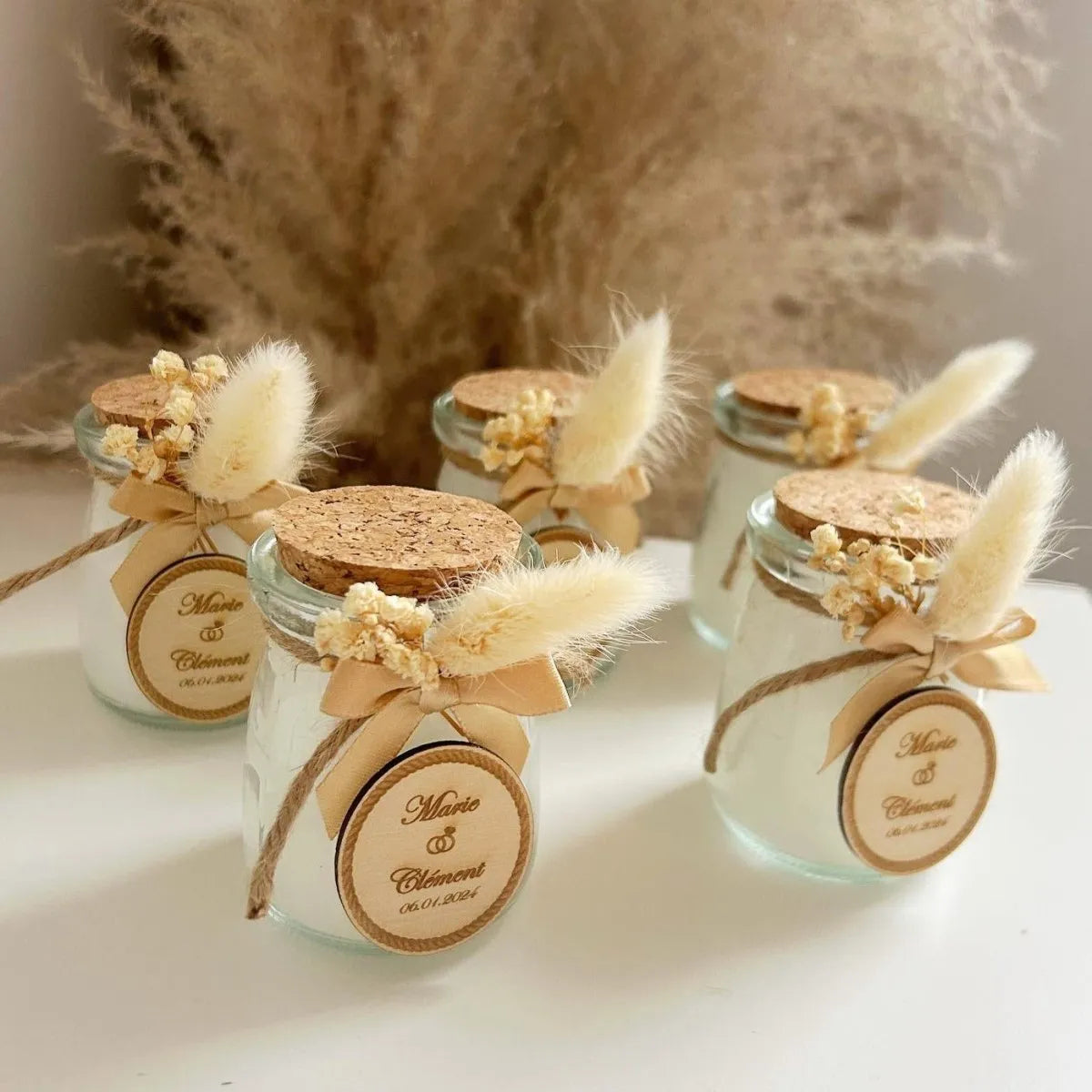 Medallion-Kerze als personalisiertes Gastgeschenk mit graviertem Medaillon – elegant