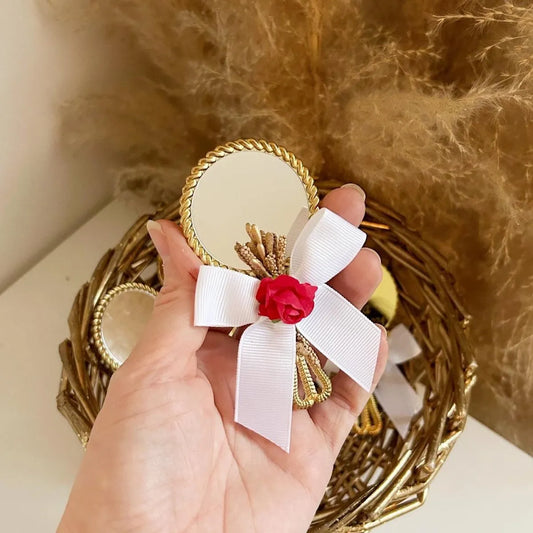 Miroir Bella Spiegel als personalisiertes Gastgeschenk für Hochzeit und Geburtstag, mit eleganter Gravur und Schleife