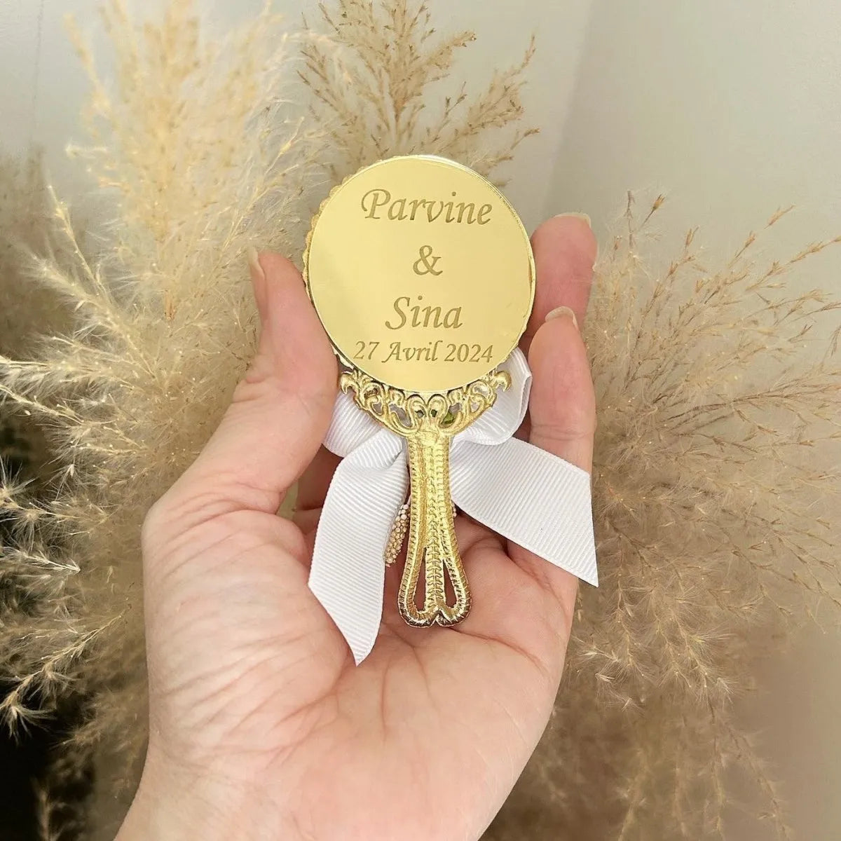 Miroir Bella Spiegel als personalisiertes Gastgeschenk für Hochzeit und Geburtstag, mit eleganter Gravur und Schleife