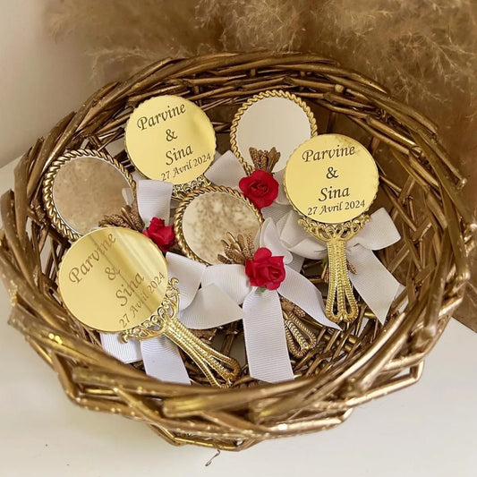 Miroir Bella Spiegel als personalisiertes Gastgeschenk für Hochzeit und Geburtstag, mit eleganter Gravur und Schleife