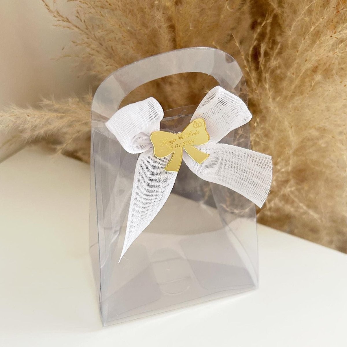 Mona-Geschenktasche als transparente Gastgeschenk-Tasche zur Hochzeit, veredelt mit personalisiertem Satinband