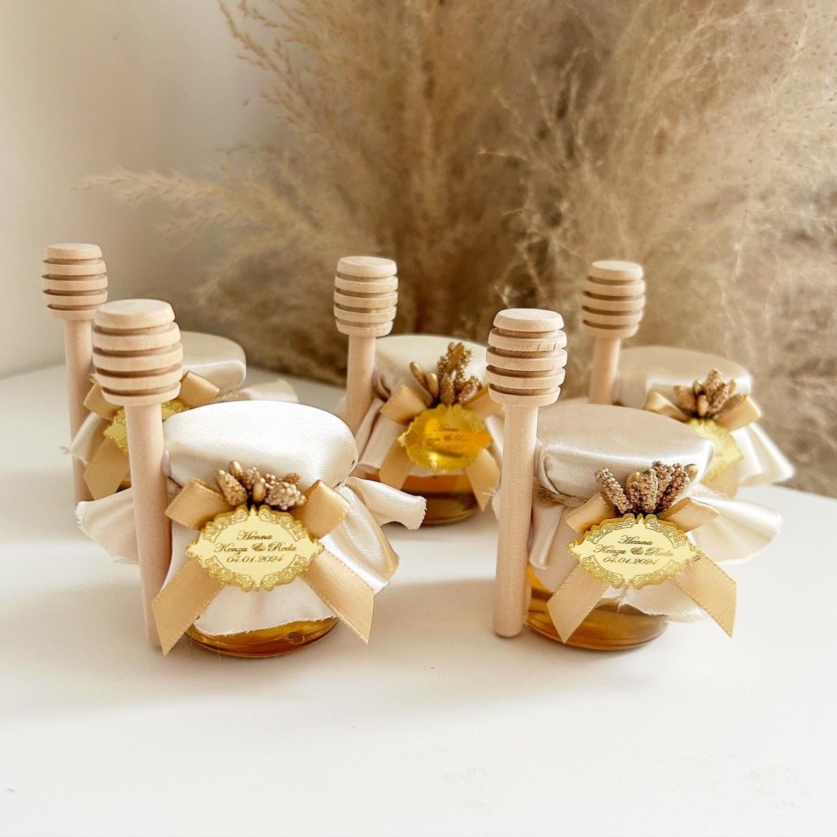 Orientalisches Honigglas als personalisiertes Gastgeschenk für Hochzeit und Taufe, mit Holzlöffel, Schleife und eleganter Dekoration