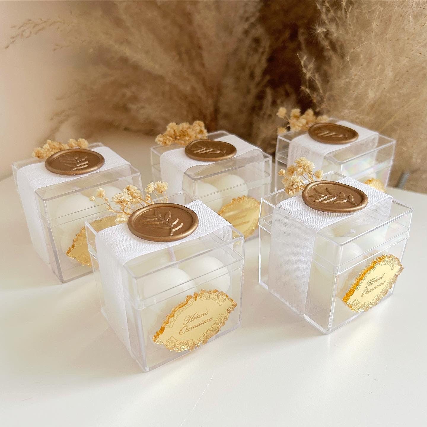 MON CADEAU INVITE - Personalisierte Palastkerze in transparenter Box mit goldenem Etikett, Siegel und getrockneten Blumen, elegantes Gastgeschenk für Hochzeit oder besonderes Event