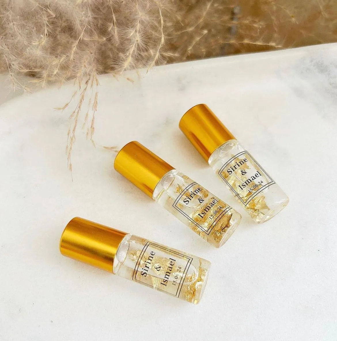 Parfum Goldflucht als elegantes Gastgeschenk für Hochzeit und Geburtstag, im Flakon mit goldener Kappe präsentiert