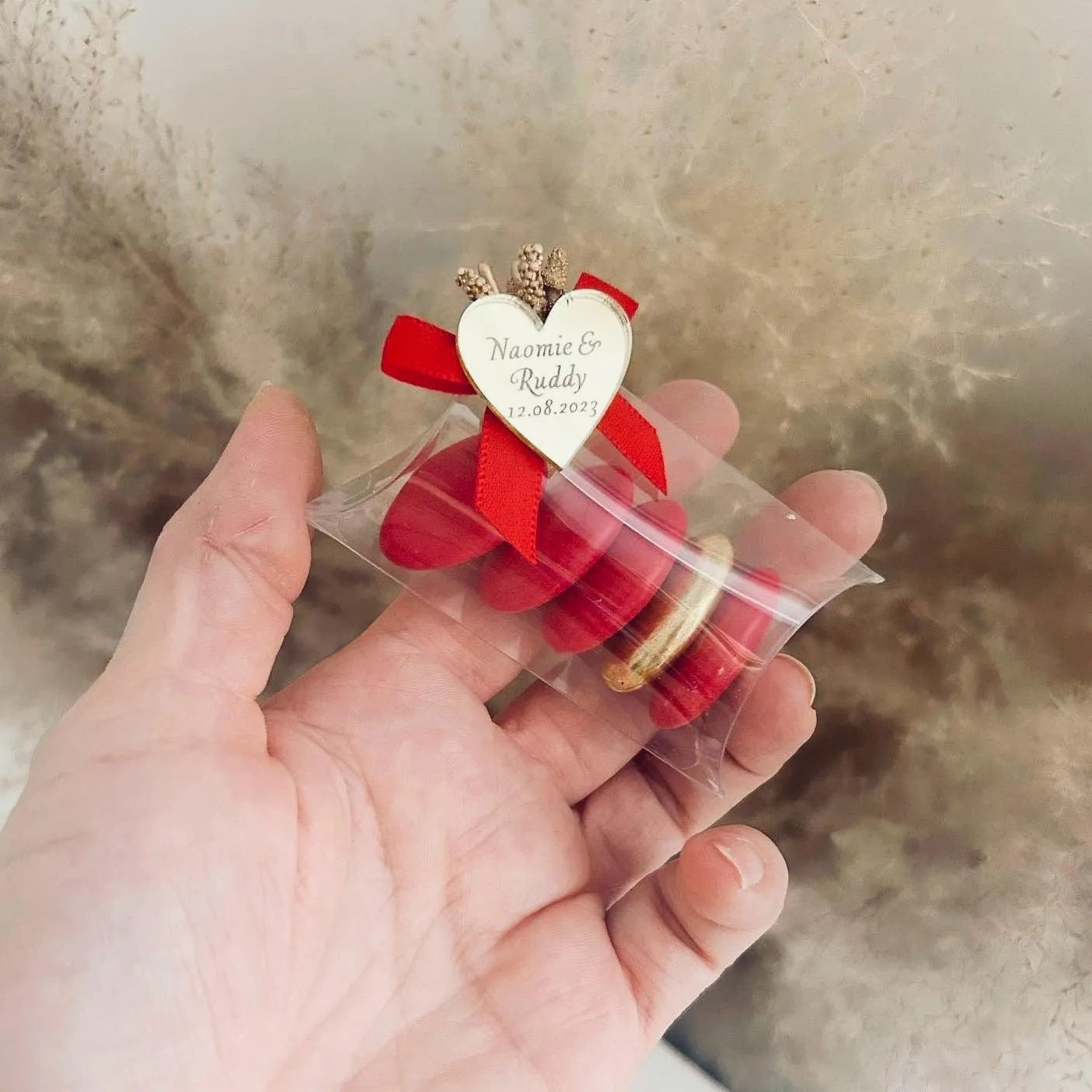 Passion-Zuckermandeln als personalisiertes Gastgeschenk zur Hochzeit – rot und elegant