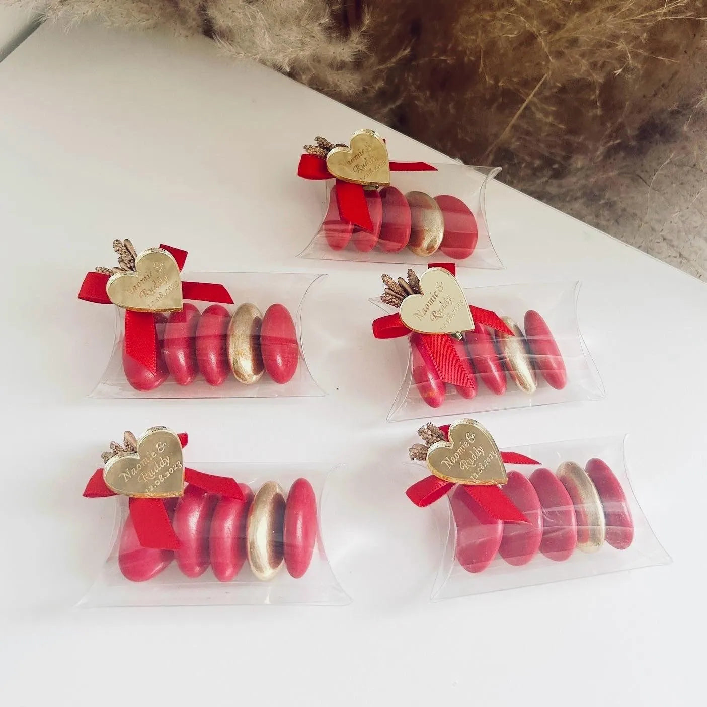 Passion-Zuckermandeln als personalisiertes Gastgeschenk zur Hochzeit – rot und elegant