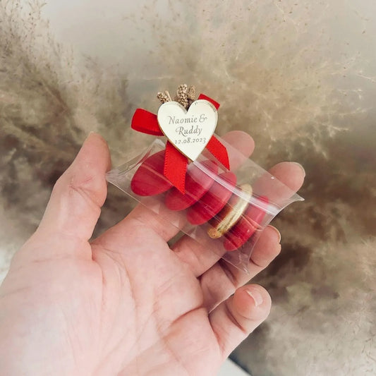 Passion-Zuckermandeln als personalisiertes Gastgeschenk zur Hochzeit – rot und elegant