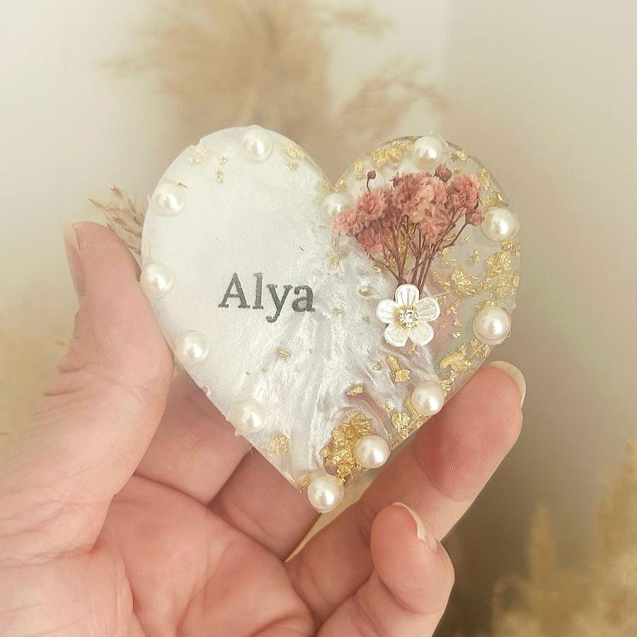 Perlen-Magnet als personalisiertes Gastgeschenk zur Taufe oder zum Geburtstag, Herzform, elegantes Andenken