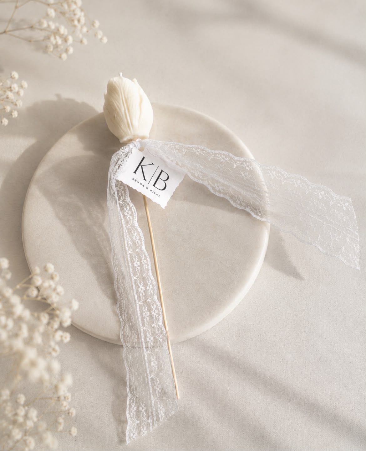 Weiße Tulpenkerze Bride personalisiert als elegantes Hochzeitsgastgeschenk