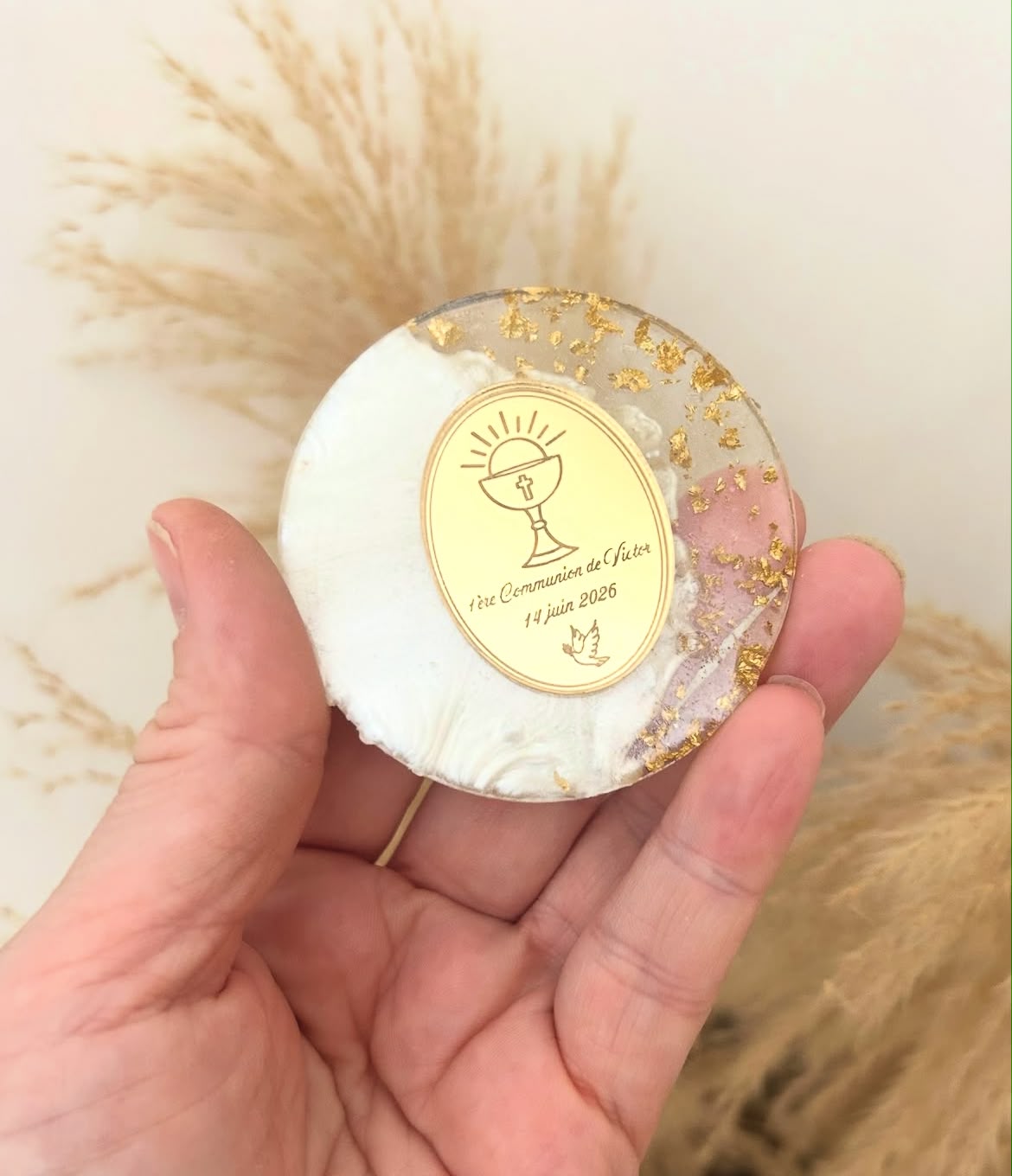 Personalisierter Kommunion-Magnet mit Kelchmotiv und goldfarbenen Details als Gastgeschenk