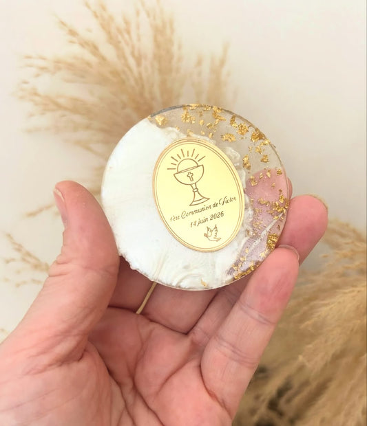 Personalisierter Kommunion-Magnet mit Kelchmotiv und goldfarbenen Details als Gastgeschenk