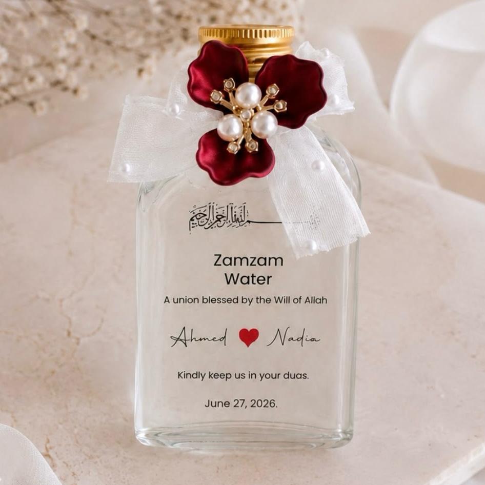 Zamzam-Geschenkflasche mit Personalisierung und floraler Dekoration für Hochzeitsgäste
