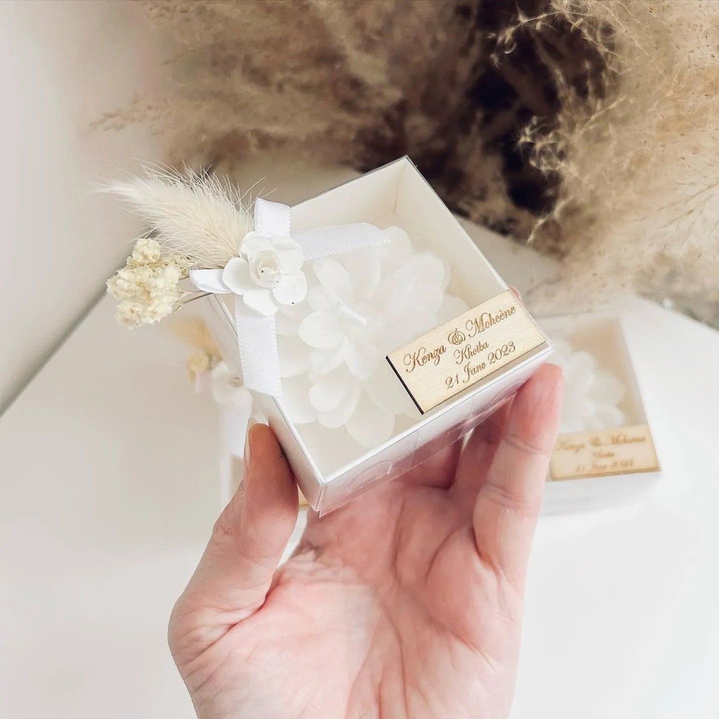 Pivoine-Kerze als personalisiertes Gastgeschenk zur Hochzeit – sanft und elegant