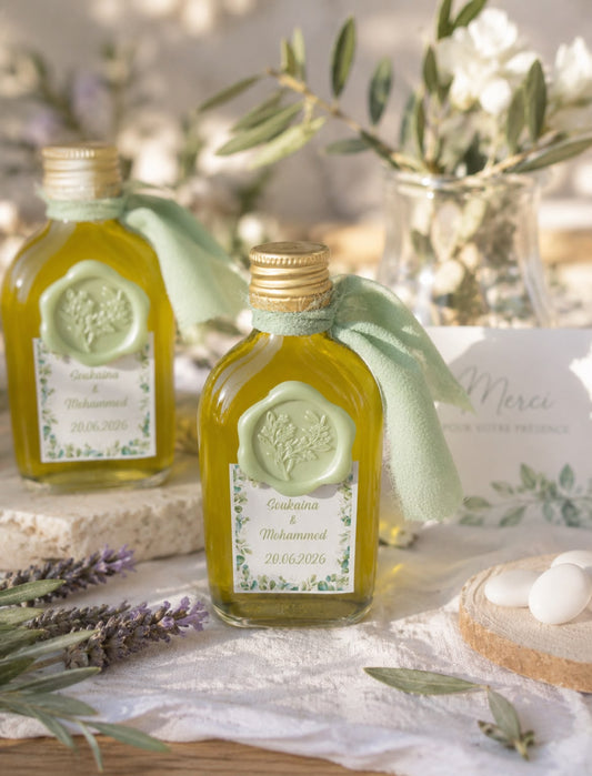 Provenzalische Olivenölflasche personalisiert mit Namen, Datum, grünem Band und dekorativem Siegel