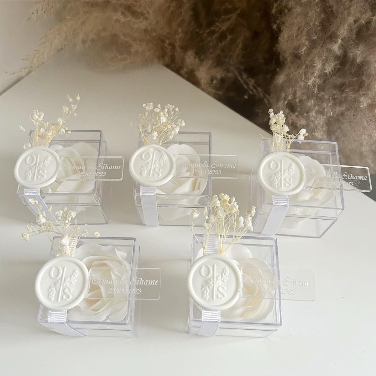 MON CADEAU INVITE - Personalisierte Pure Seifenrose in transparenter Box mit weißem Siegel, Schleife und getrockneten Blumen, elegantes Gastgeschenk für Hochzeit oder besonderes Event