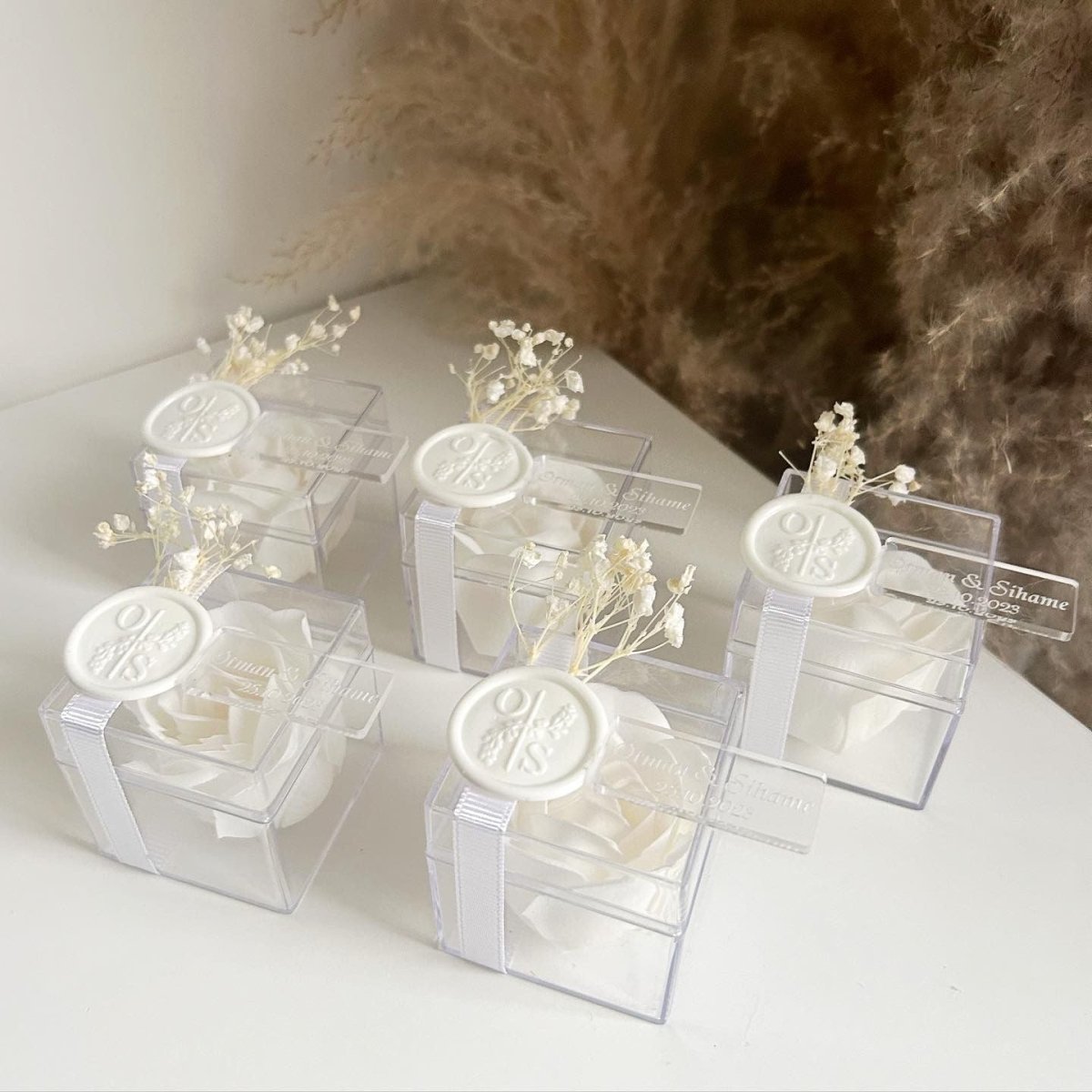 Reine Seifenrose als edles Gastgeschenk für Hochzeit und Taufe, elegant in transparenter Box präsentiert