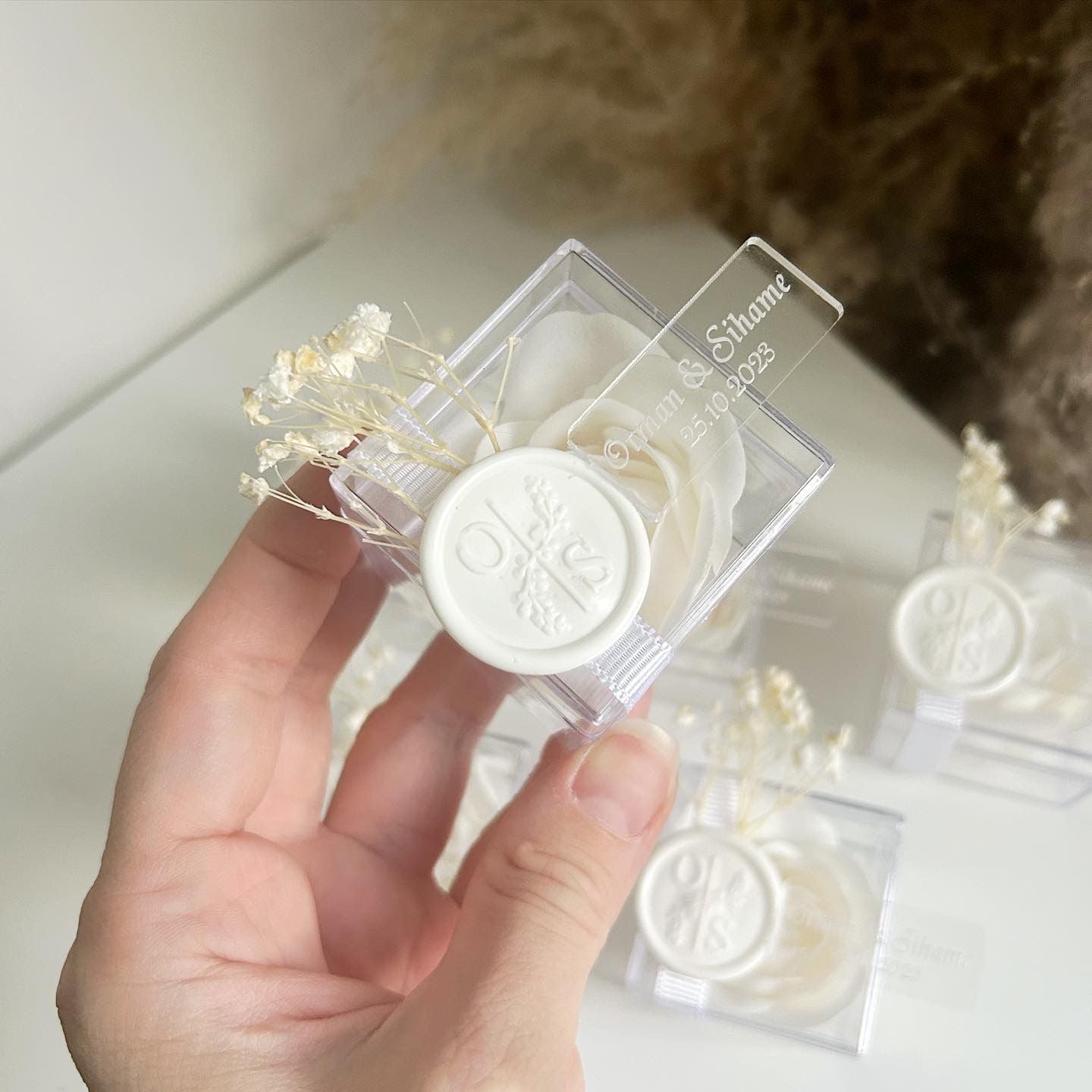 Reine Seifenrose als edles Gastgeschenk für Hochzeit und Taufe, elegant in transparenter Box präsentiert