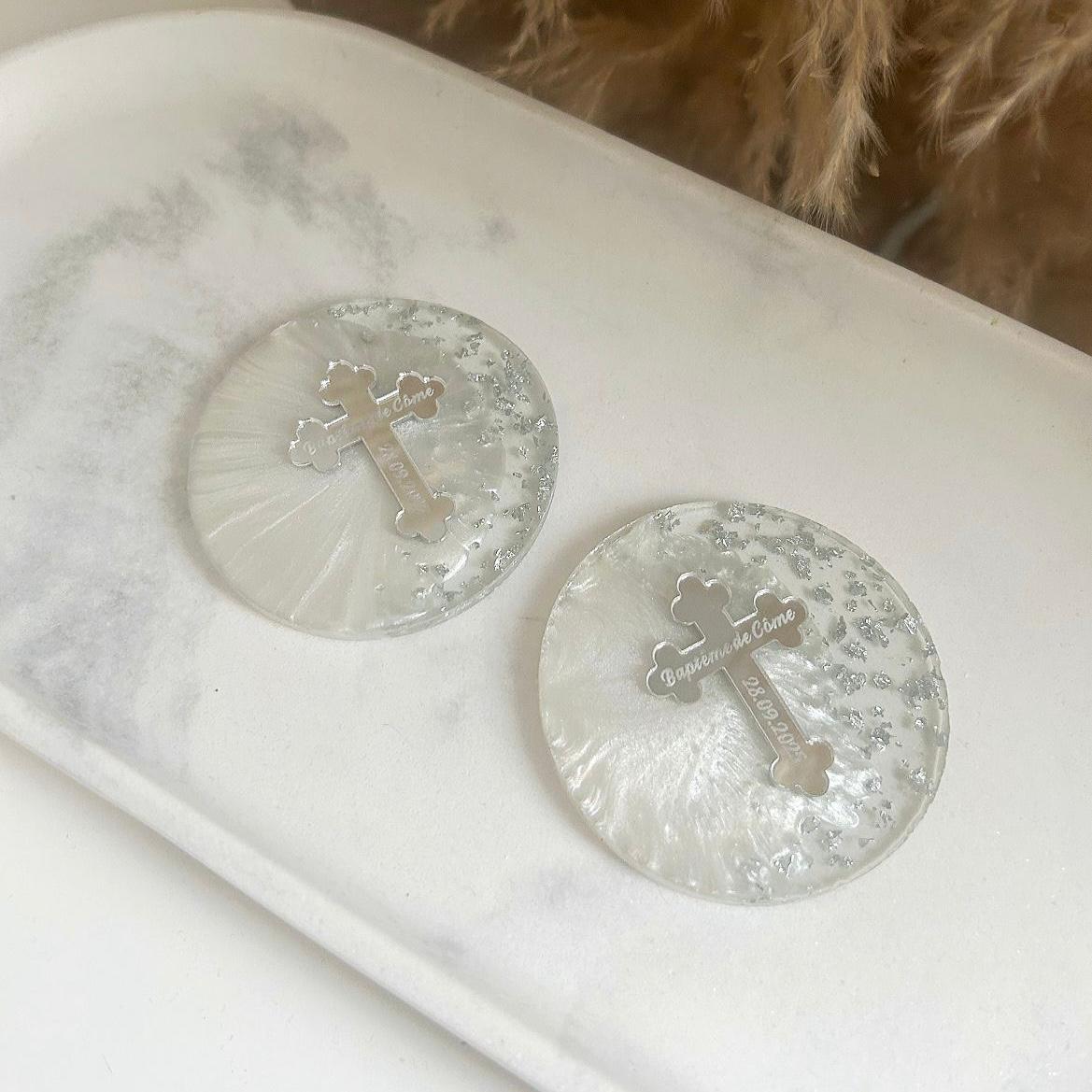 Religiöses Gastgeschenk zur Taufe: Silberkreuz-Magnet mit Name und Datum, elegantes Andenken