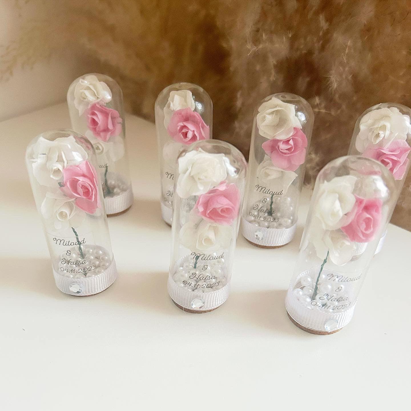 MON CADEAU INVITE - Personalisierte Rosa Glocke Pinky mit rosa und weißen Rosen unter Glasglocke, elegantes Gastgeschenk für Hochzeit, Taufe oder besonderes Event
