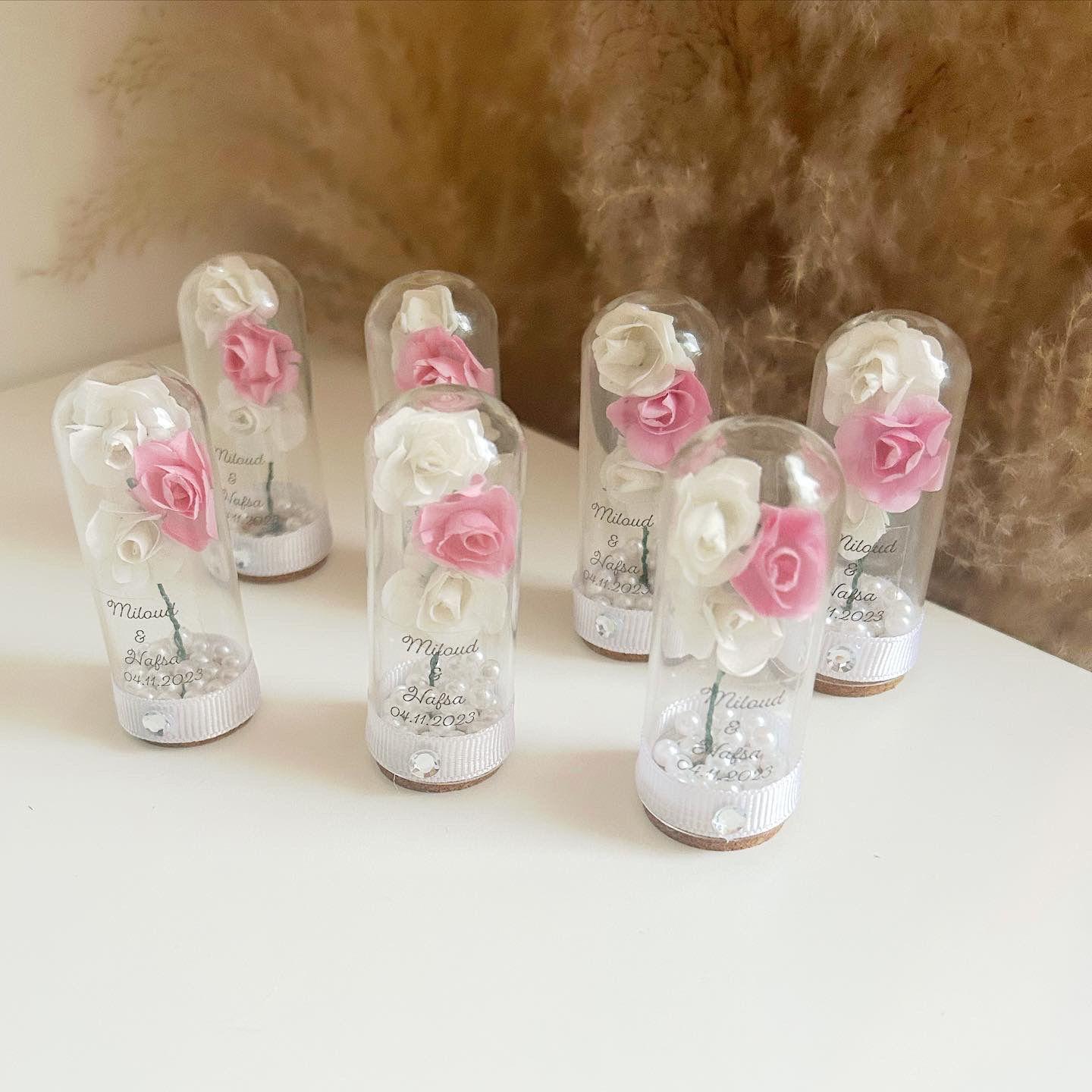 MON CADEAU INVITE - Personalisierte Rosa Glocke Pinky mit rosa und weißen Rosen unter Glasglocke, elegantes Gastgeschenk für Hochzeit, Taufe oder besonderes Event
