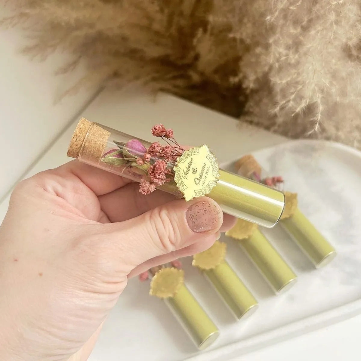 MON CADEAU INVITE - Personalisierte Rosa Henné Sanduhr im Reagenzglas mit getrockneten Blumen und Etikett, elegantes Gastgeschenk für Hochzeit, Henna Feier oder besonderes Event