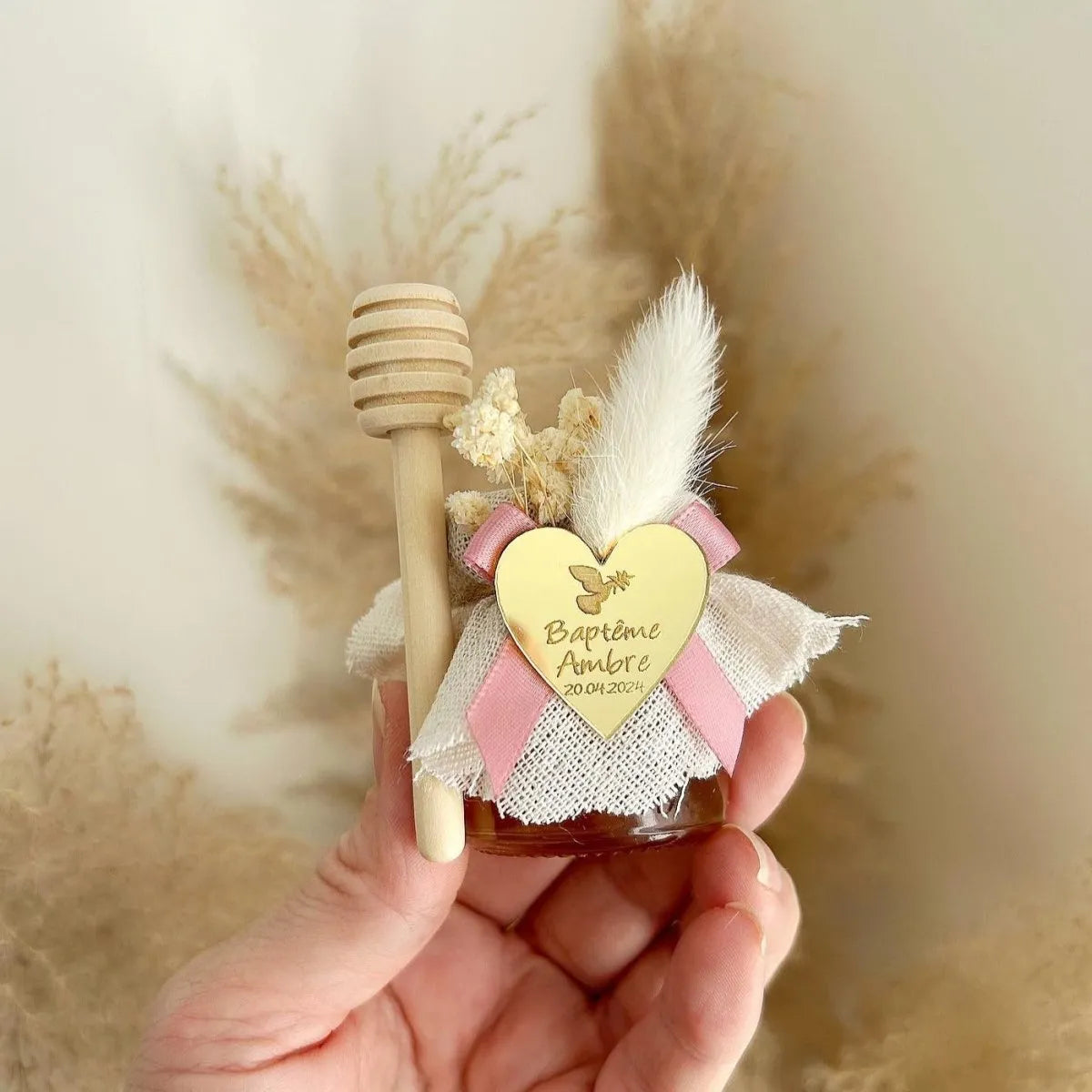 Rosa Honigglas als personalisiertes Gastgeschenk für Hochzeit und Taufe, mit Holzlöffel und zarter Dekoration