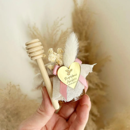 Rosa Honigglas als personalisiertes Gastgeschenk für Hochzeit und Taufe, mit Holzlöffel und zarter Dekoration