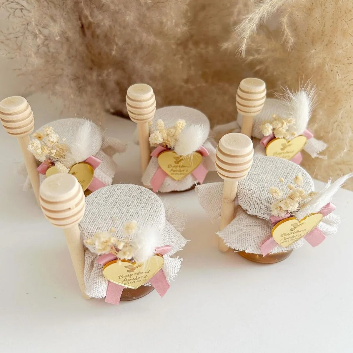 Rosa Honigglas als personalisiertes Gastgeschenk für Hochzeit und Taufe, mit Holzlöffel und zarter Dekoration
