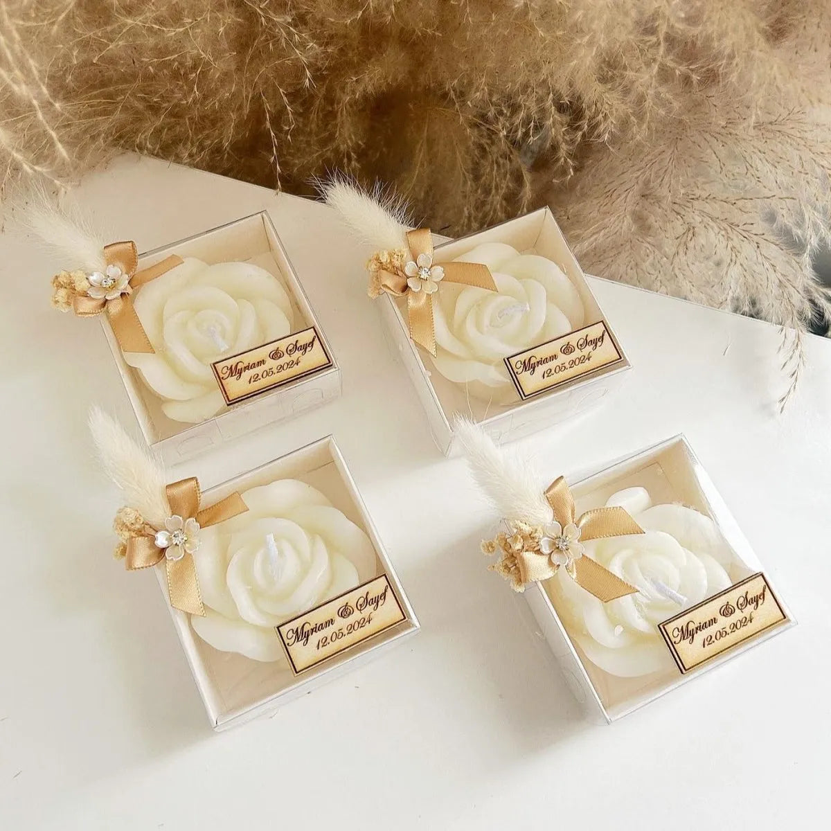 Rosalia-Kerze als personalisierte Gastgeschenk-Kerze zur Hochzeit – elegant und stilvoll