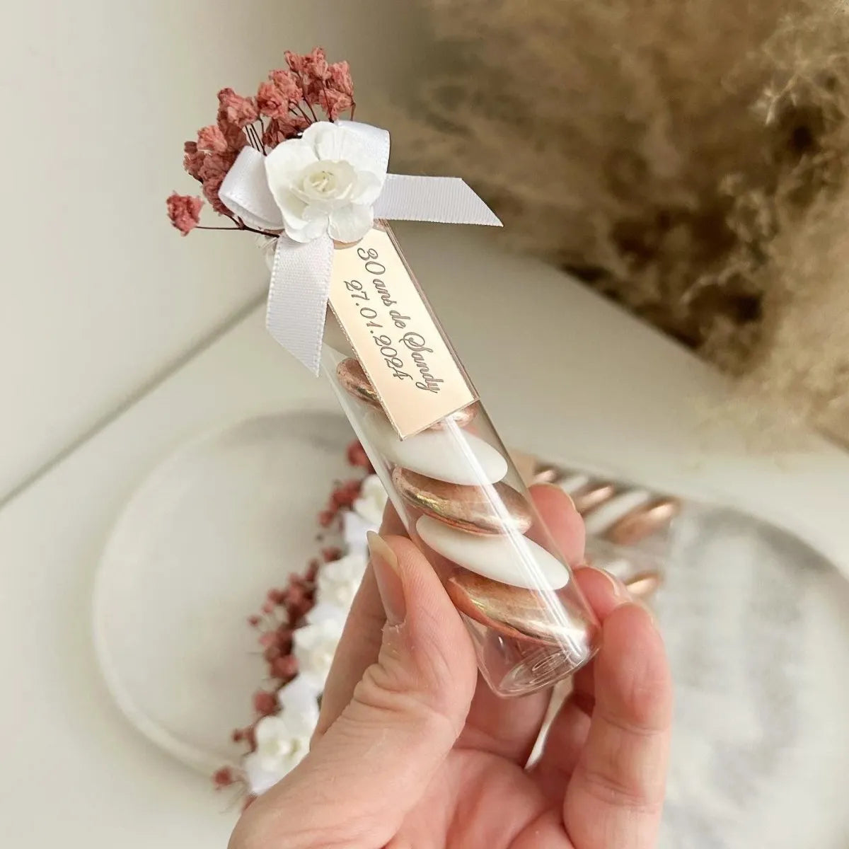 Roségold-Zuckermandeln als Gastgeschenk zur Hochzeit – Reagenzglas-Design mit Trockenblumen