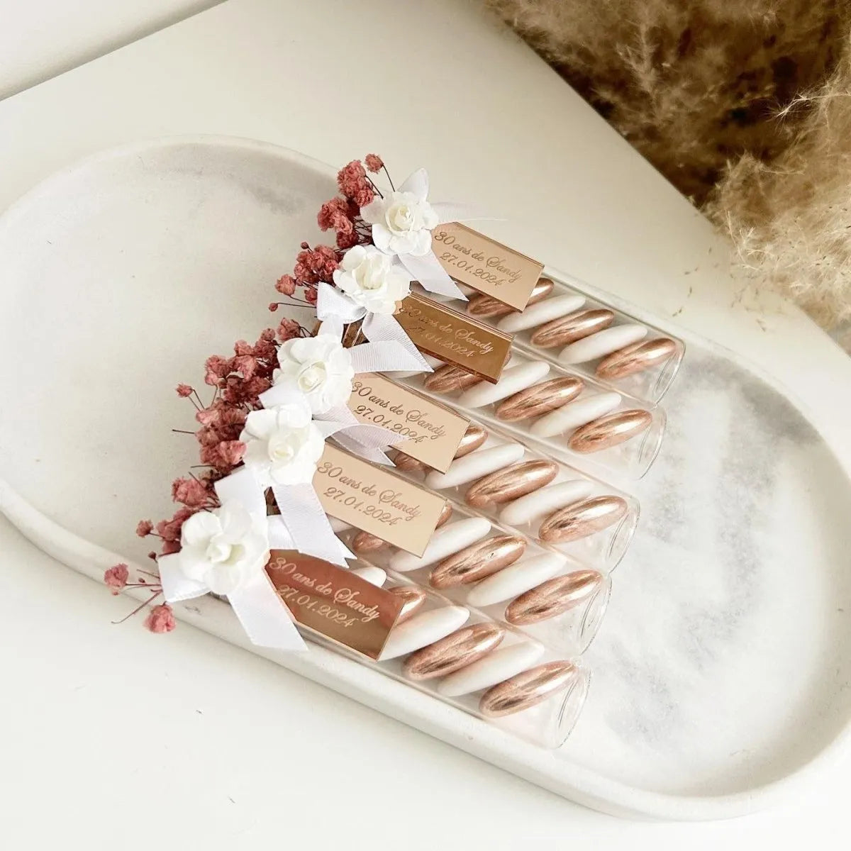 Roségold-Zuckermandeln als Gastgeschenk zur Hochzeit – Reagenzglas-Design mit Trockenblumen
