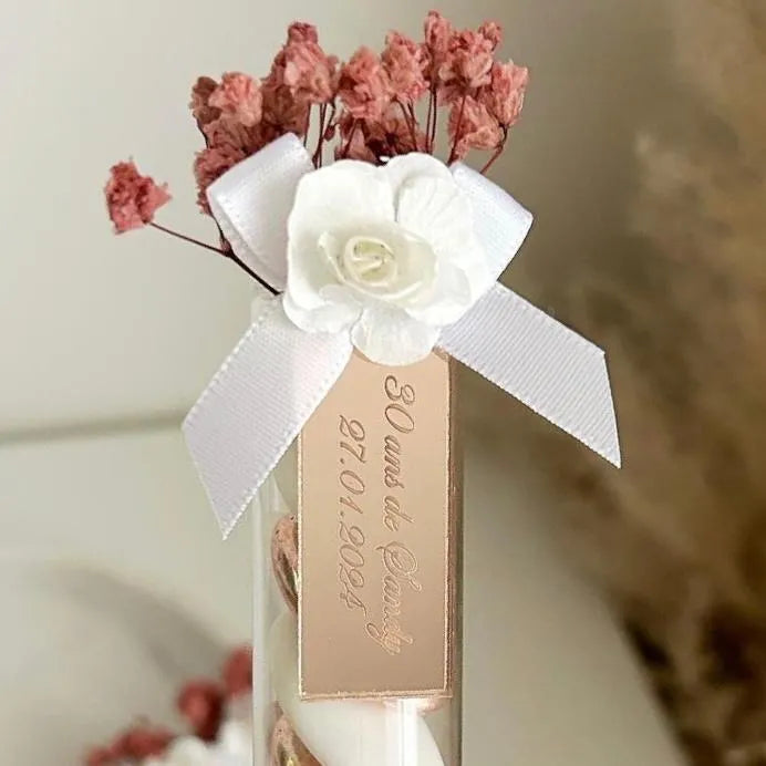 Roségold-Zuckermandeln als Gastgeschenk zur Hochzeit – Reagenzglas-Design mit Trockenblumen