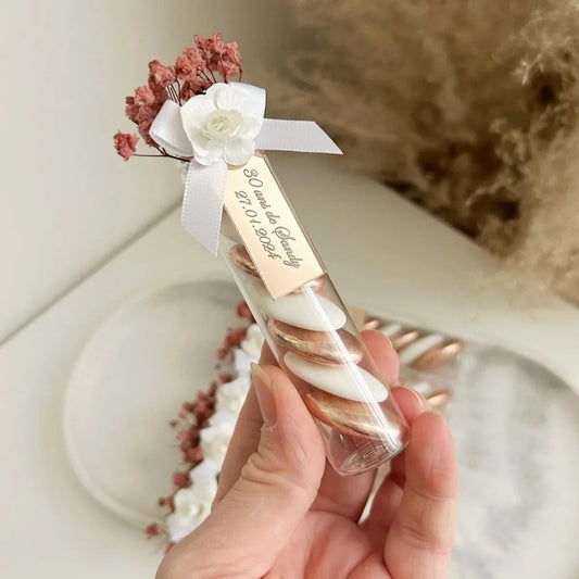Roségold-Zuckermandeln als Gastgeschenk zur Hochzeit – Reagenzglas-Design mit Trockenblumen