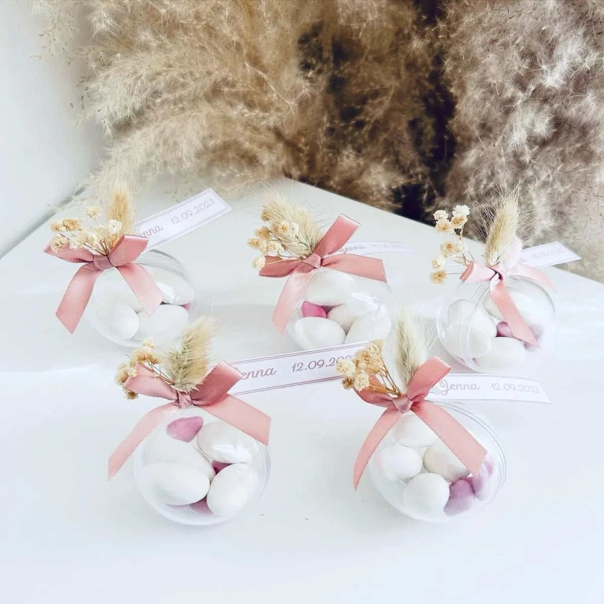 Rosenholz-Zuckermandeln als personalisiertes Gastgeschenk zur Kommunion oder Taufe – elegant verpackt