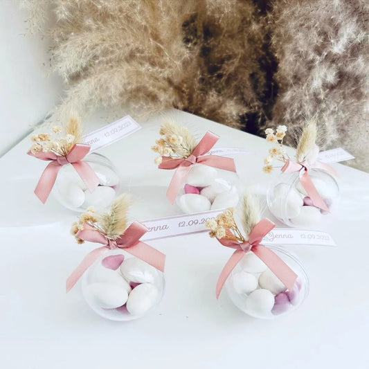 Rosenholz-Zuckermandeln als personalisiertes Gastgeschenk zur Kommunion oder Taufe – elegant verpackt