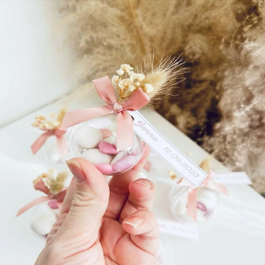 Rosenholz-Zuckermandeln als personalisiertes Gastgeschenk zur Kommunion oder Taufe – elegant verpackt