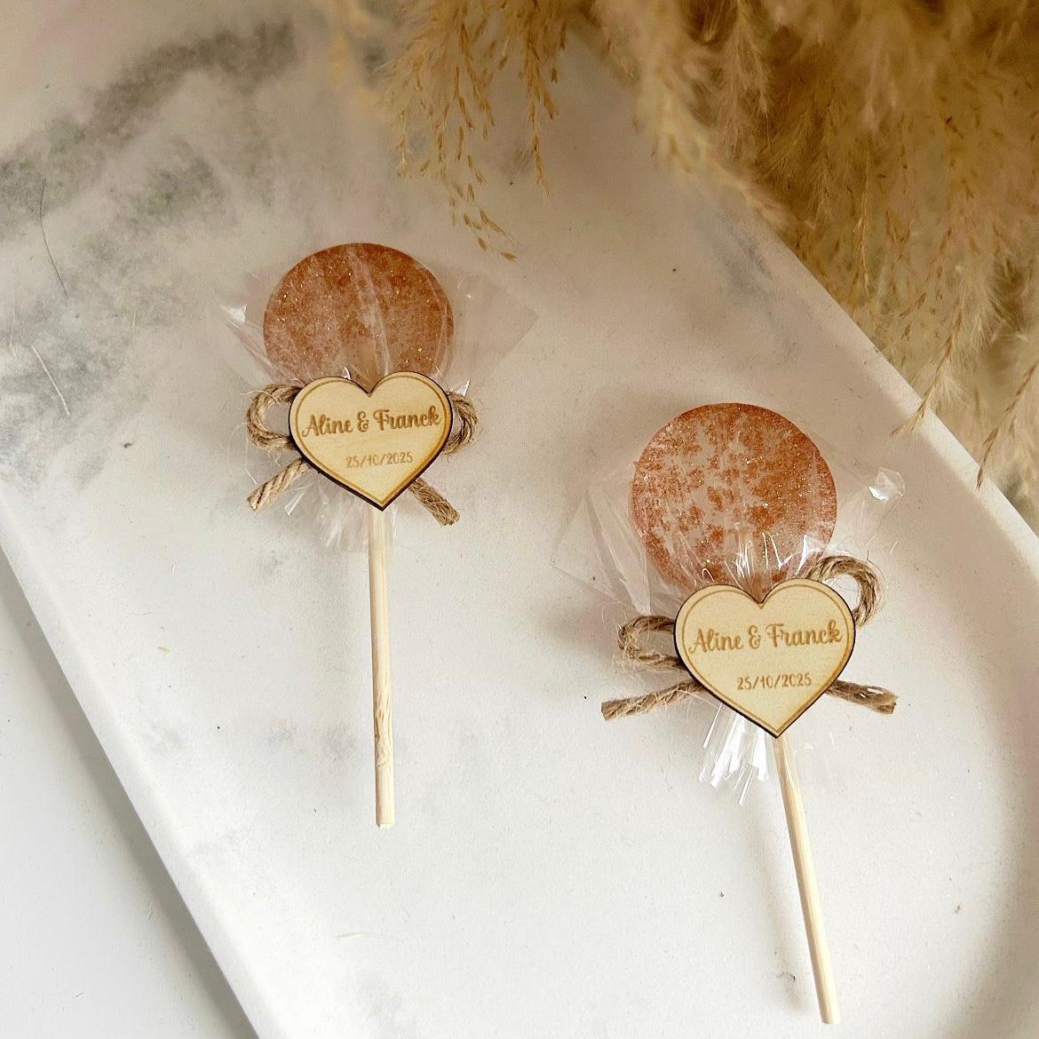 Rustikaler Hochzeits-Lolli als personalisiertes Gastgeschenk im Landhausstil, süßes Dankeschön für Gäste