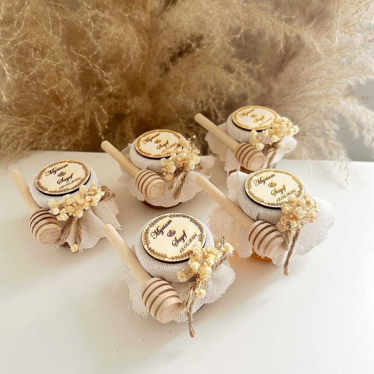 Rustikales Honigglas als personalisiertes Gastgeschenk für Hochzeit und Geburtstag, dekoriert im natürlichen Stil