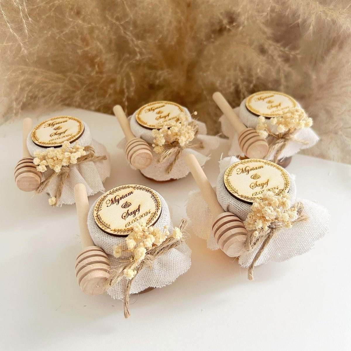 Rustikales Honigglas als personalisiertes Gastgeschenk für Hochzeit und Geburtstag, dekoriert im natürlichen Stil