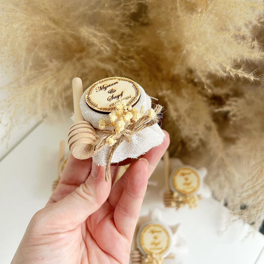 Rustikales Honigglas als personalisiertes Gastgeschenk für Hochzeit und Geburtstag, dekoriert im natürlichen Stil