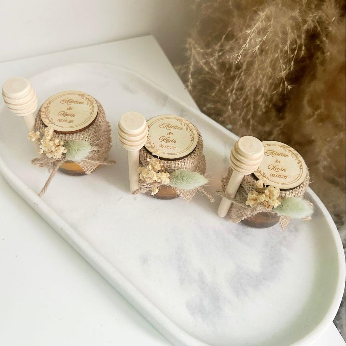 Rustikales Salbei-Honigglas als Gastgeschenk für Hochzeit, Taufe, Kommunion, Beschneidung oder Geburtstag, liebevoll dekoriert