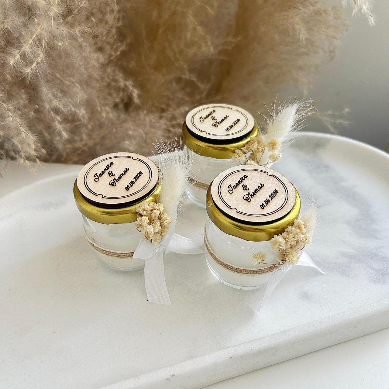 MON CADEAU INVITE - Personalisierte rustique Kerzen im Glas mit goldenem Deckel, Schleife und getrockneten Blumen, elegantes Gastgeschenk für Hochzeit oder besonderes Event
