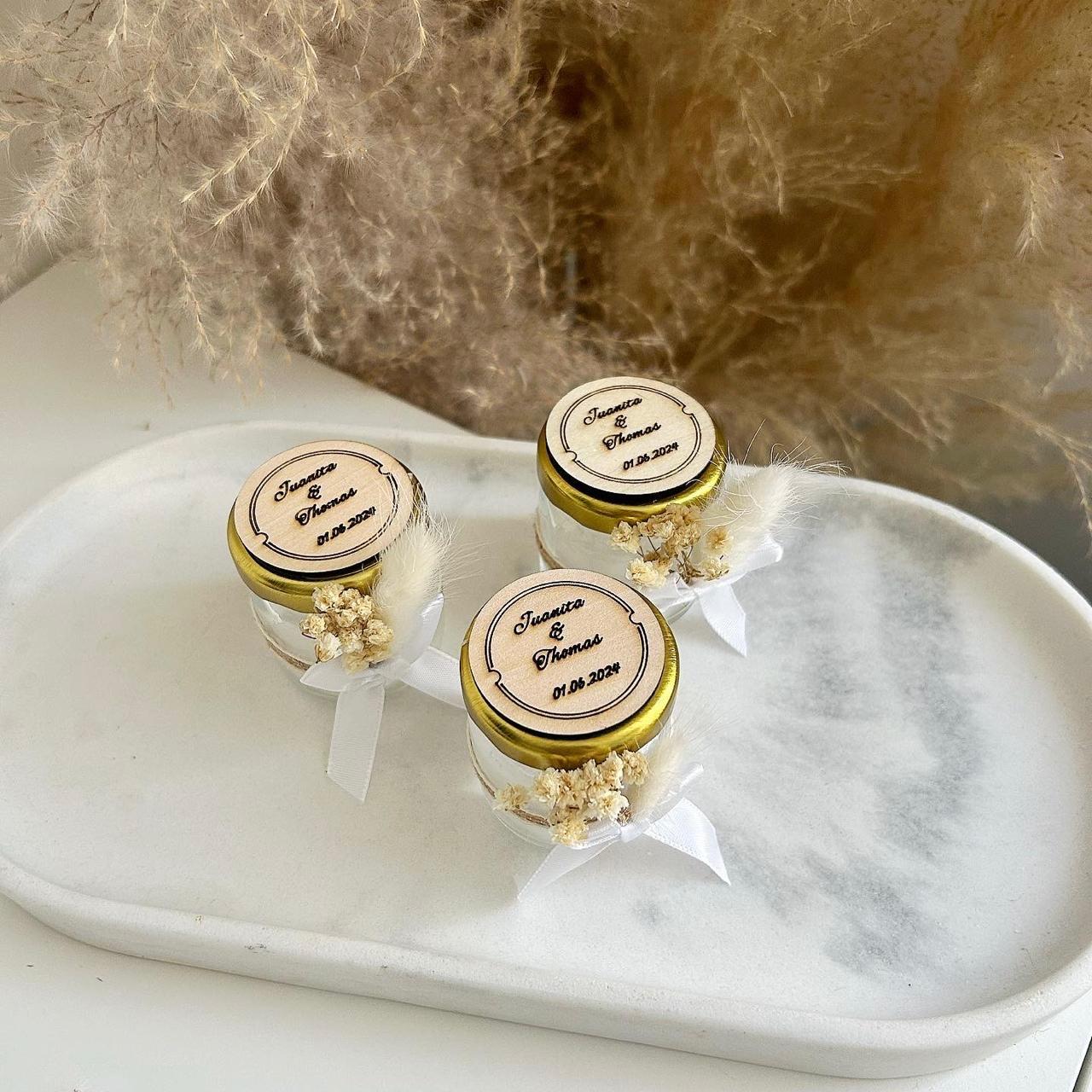 MON CADEAU INVITE - Personalisierte rustique Kerzen im Glas mit goldenem Deckel, Schleife und getrockneten Blumen, elegantes Gastgeschenk für Hochzeit oder besonderes Event