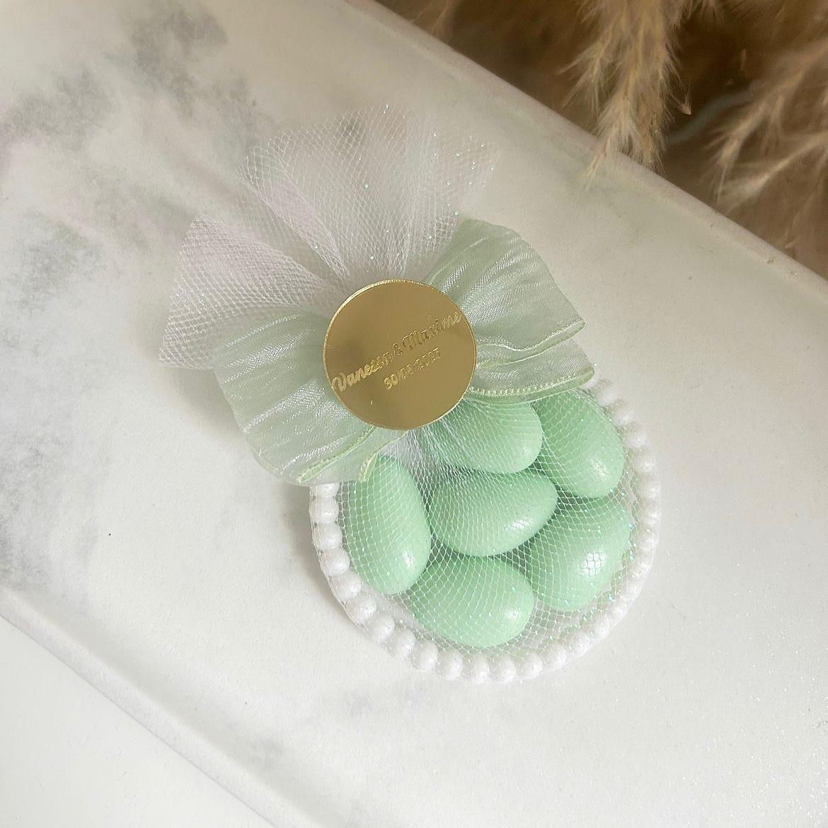 Salbei-Perlen Zuckermandeln als Gastgeschenk zur Hochzeit oder Taufe, salbeigrün, mit Schleife und Etikett